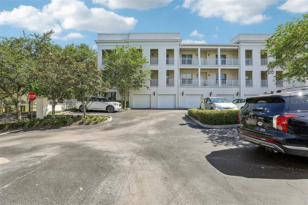 3 bed, 2.0 bath, 1307 sqft, $3,250 — Photo 3