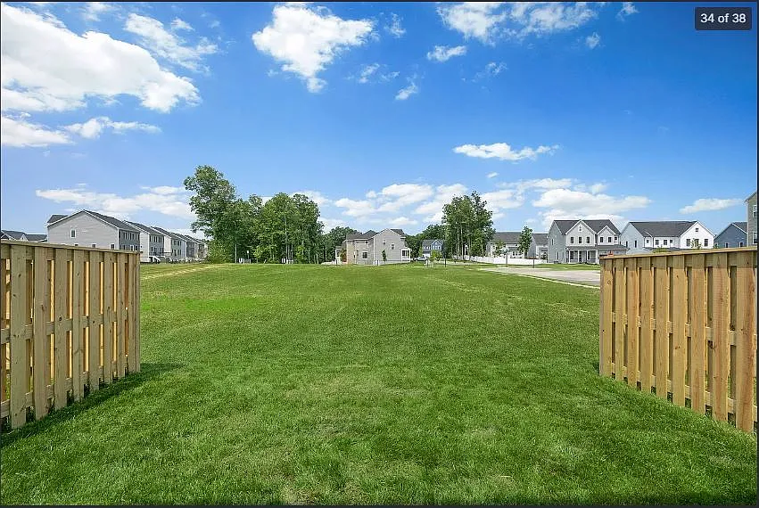 3 bed, 2388 sqft, $2,425 — Photo 3