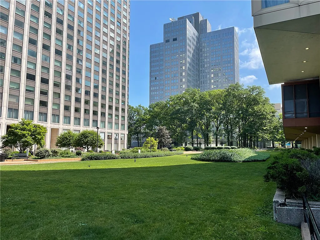1 bed, 1090 sqft, $1,600 — Photo 3