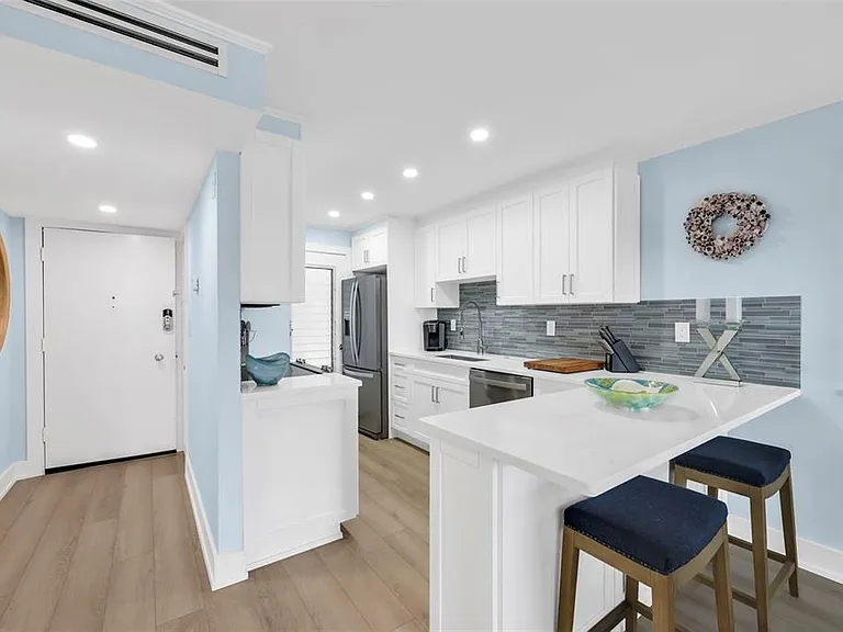 1300 Gulf Shore Blvd N #700 — Photo 2