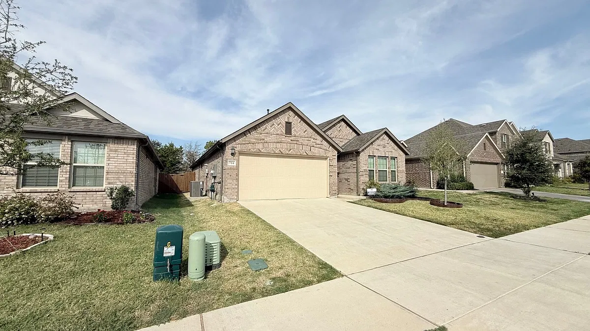 4 bed, 2.0 bath, 1810 sqft, $2,100 — Photo 4
