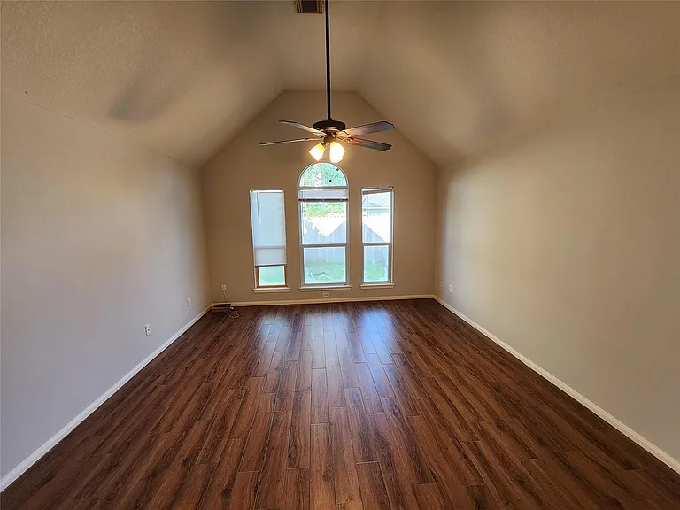 1011 Lexington Green Dr — Photo 12