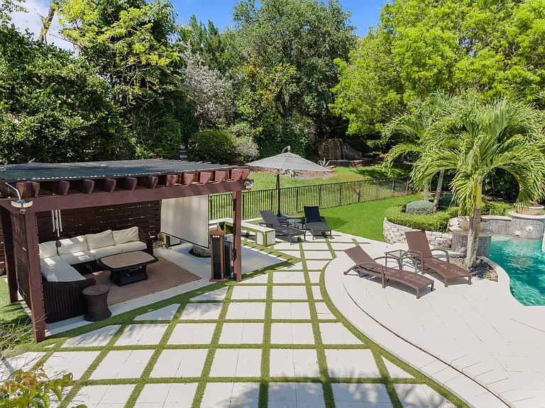 9521 Eden Mnr — Photo 10