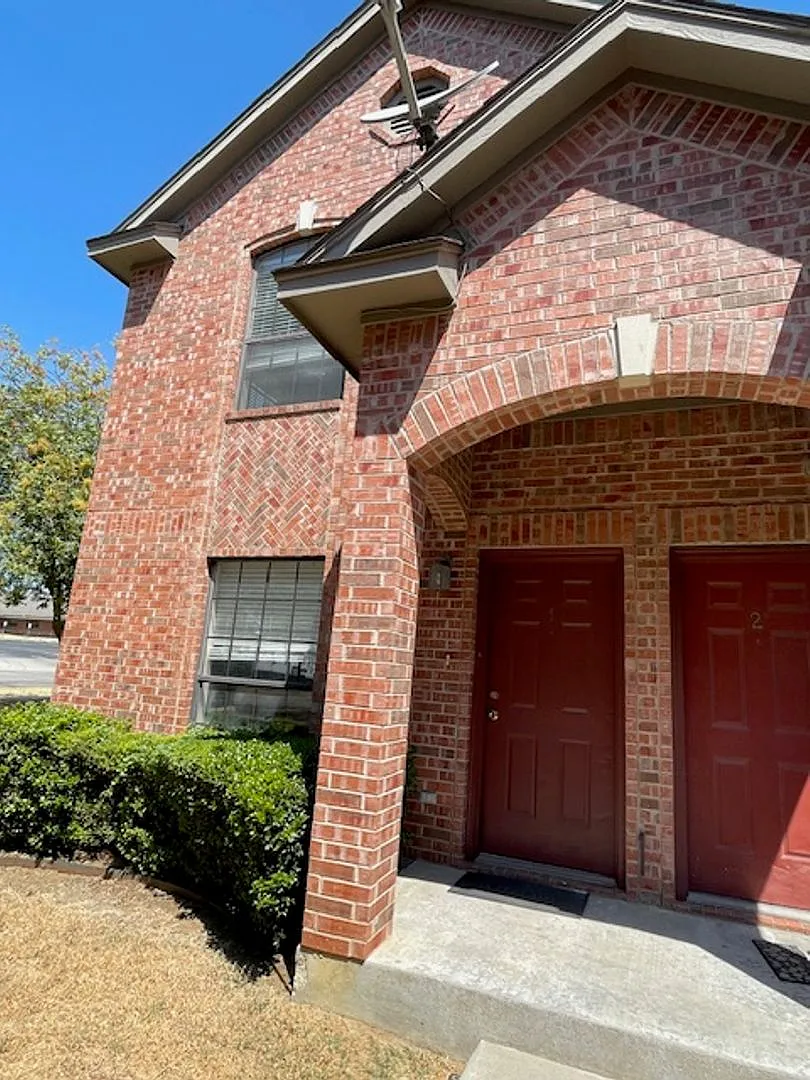 2 Bedroom 2.5 Bath Townhome — Photo 1