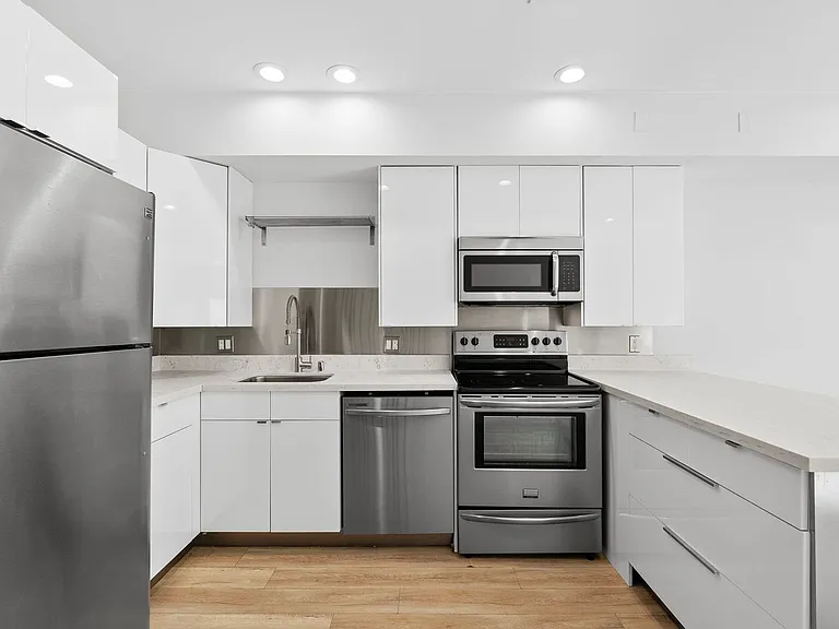 Echo Designer Loft Apartments — Photo 19
