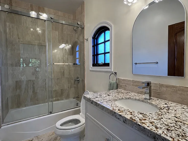 Bedroom #3 Ensuite Bathroom with Tub/Shower