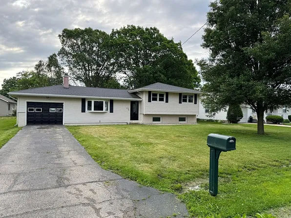 608 S McMullin Ct, Lovington, IL 61937