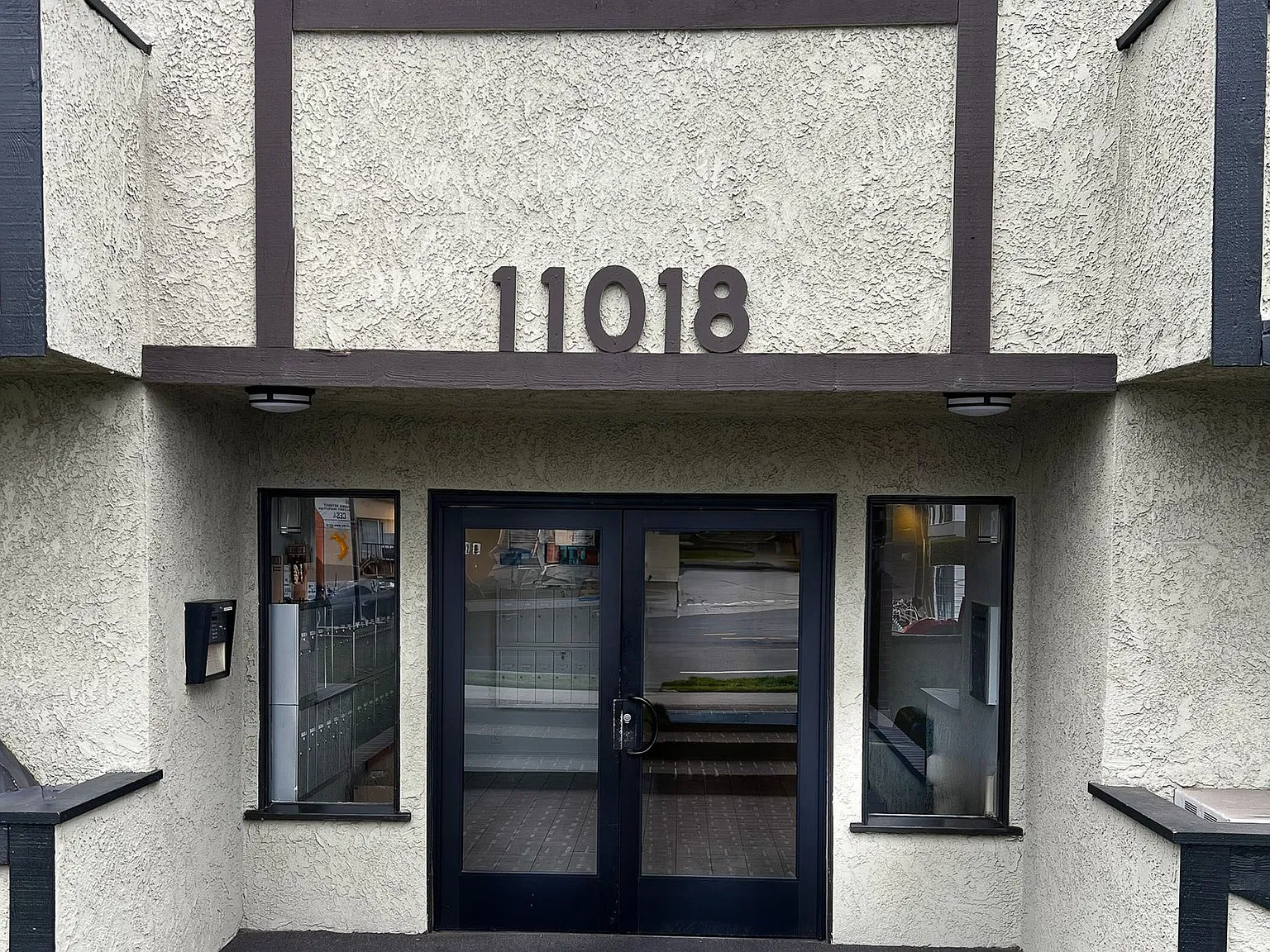 11018 Moorpark Apartments — Photo 3