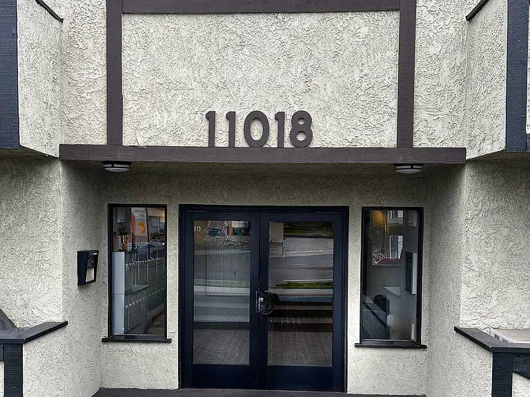 11018 Moorpark Apartments — Photo 20