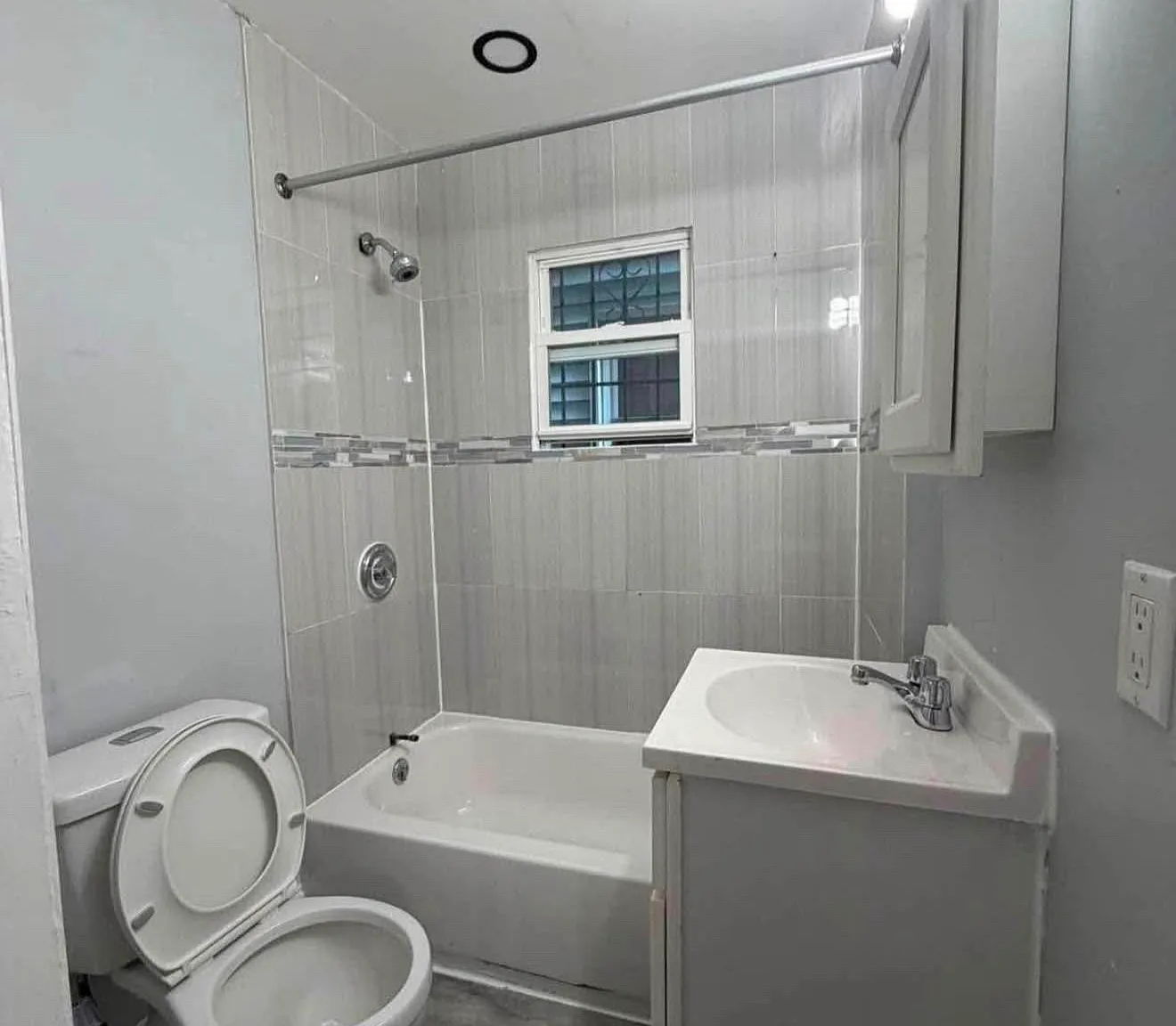 3 bed, $2,100 — Photo 2