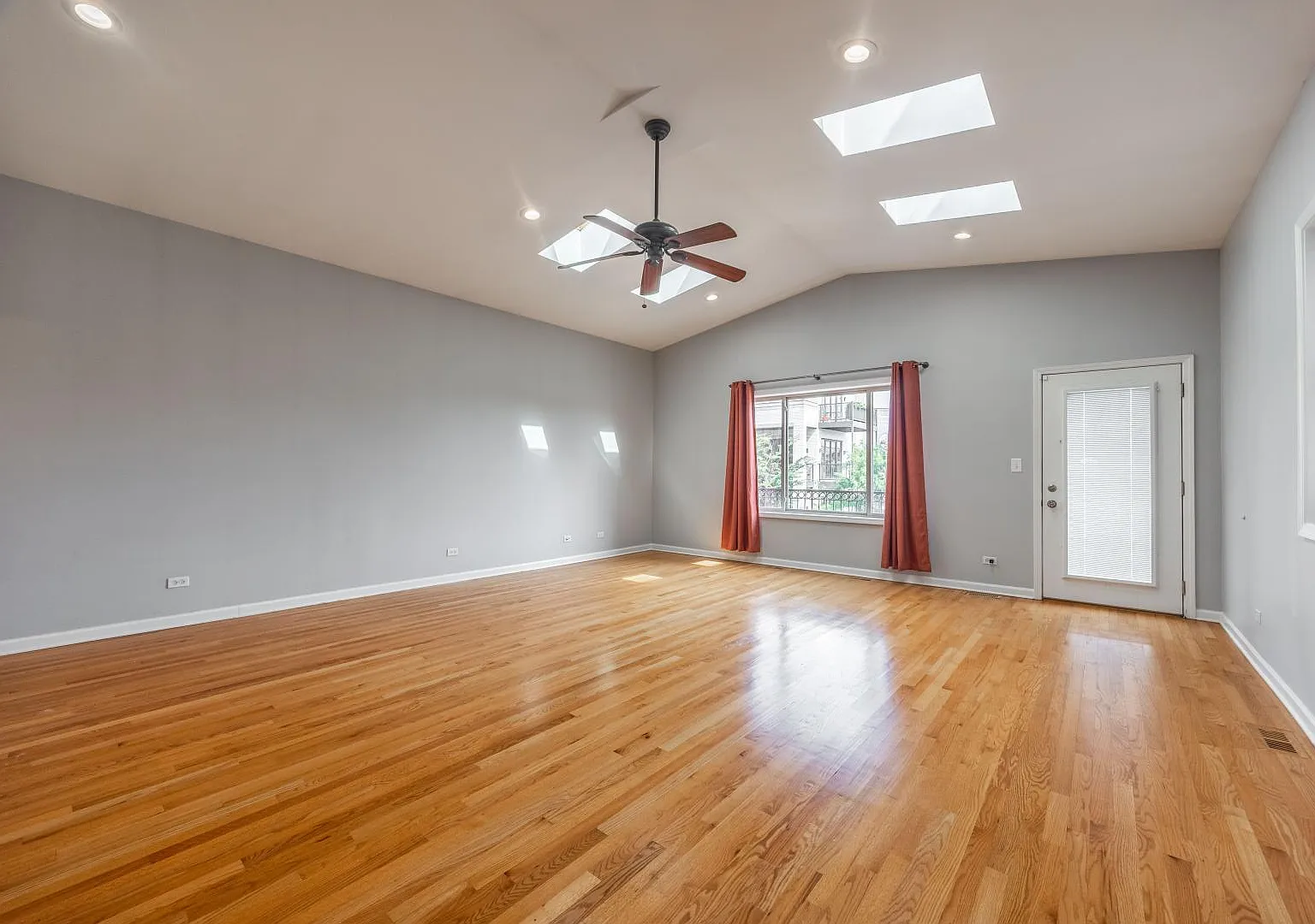 4 bed, 3.5 bath, 2900 sqft, $6,100 — Photo 3