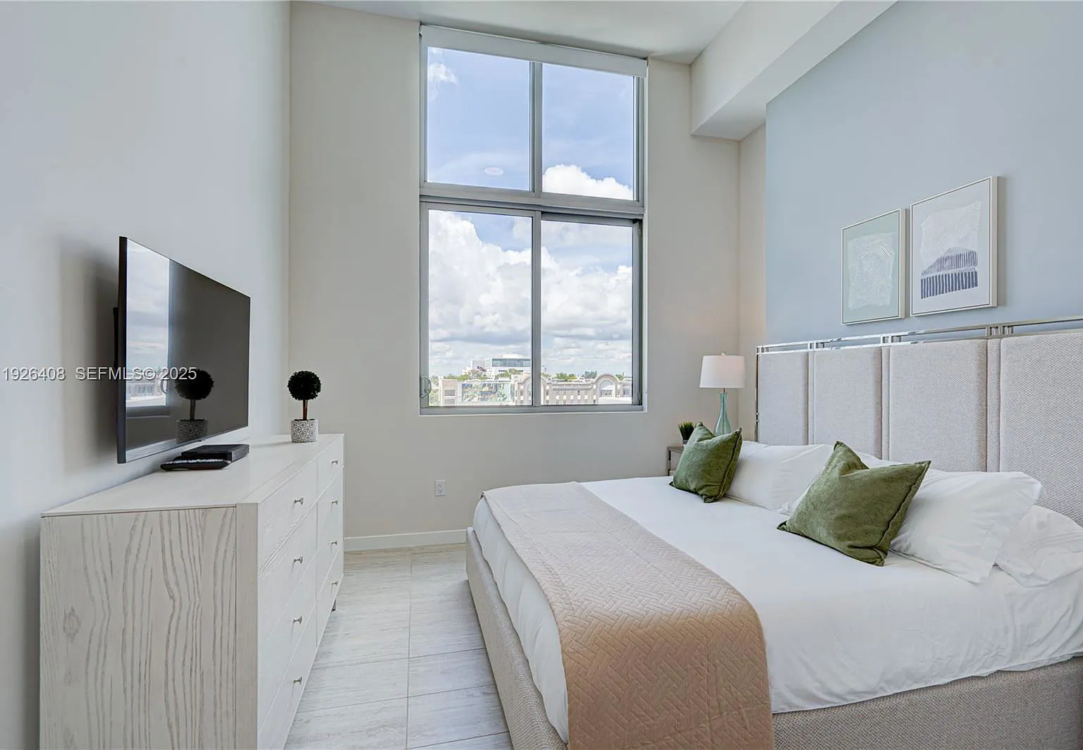 2 bed, 2.0 bath, 1048 sqft, $5,250 — Photo 3