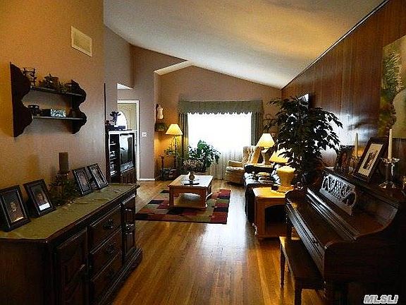 3rd image of 252 W 8th St