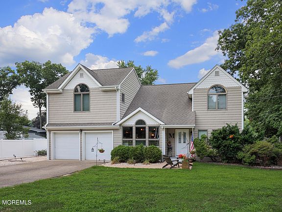 4th image of 739 Holly Berry Lane