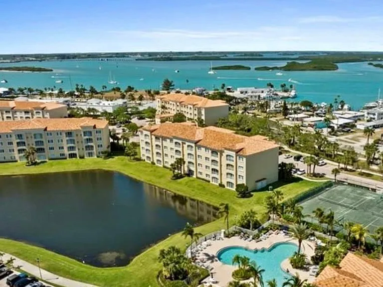 Harbour Isle Dr — Photo 1