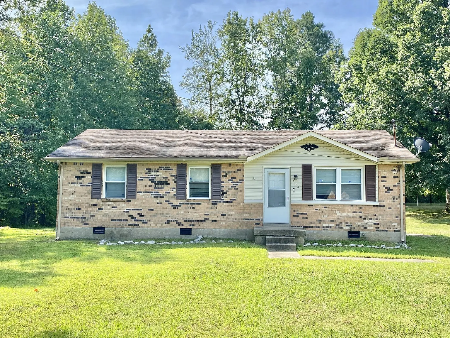 3 bed, 1.0 bath, 1050 sqft, $1,225 — Photo 1