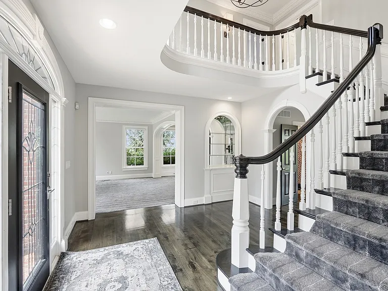 678 Canterbury Dr — Photo 6