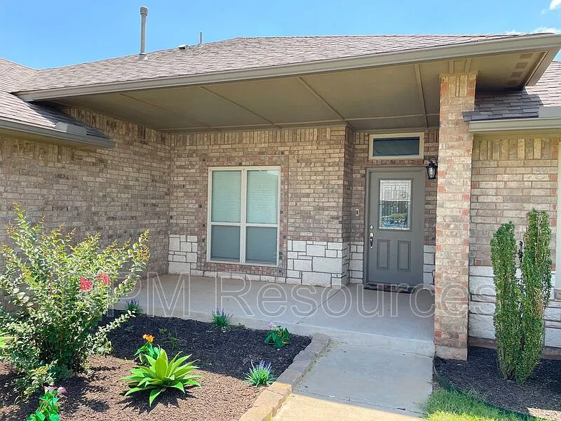 3 bed, 2.0 bath, 1876 sqft, $1,800 — Photo 2