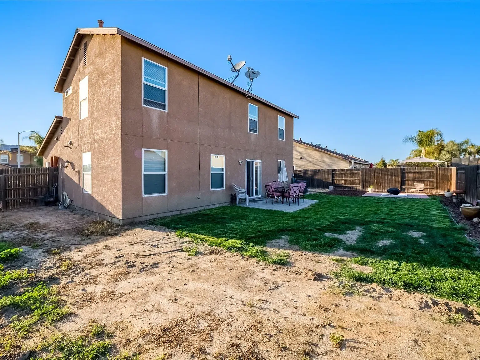 4 bed, 2.5 bath, 1760 sqft, $2,299 — Photo 2