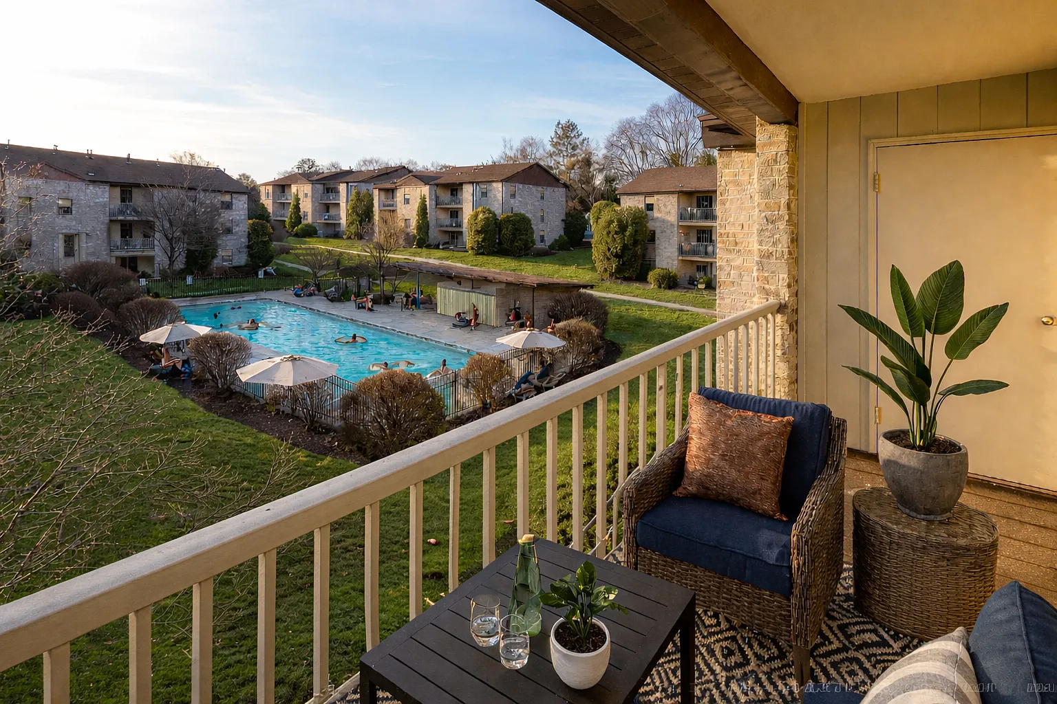 Country Club Apartments — Photo 1