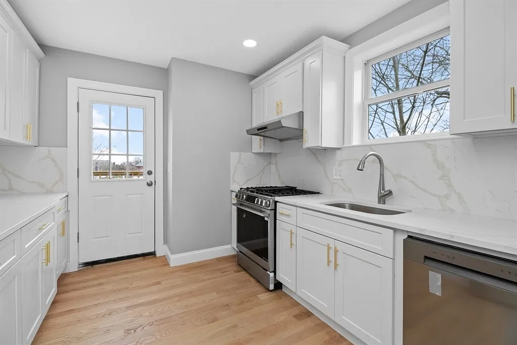 2 bed, 2.0 bath, 1104 sqft, $3,000 — Photo 3