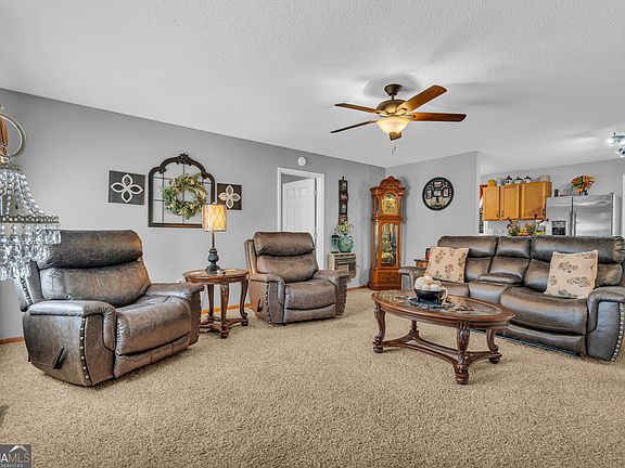 3rd image of 495 Imperial Dr