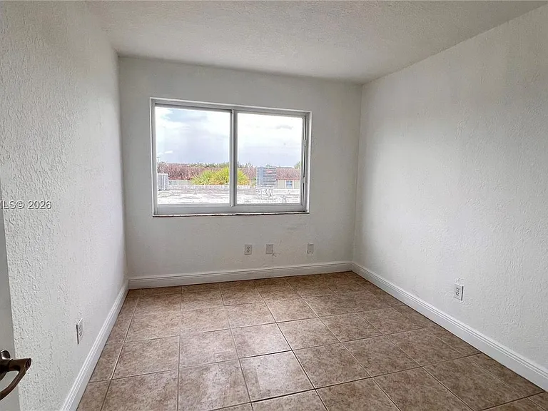 984 W 40th St #2 — Photo 30