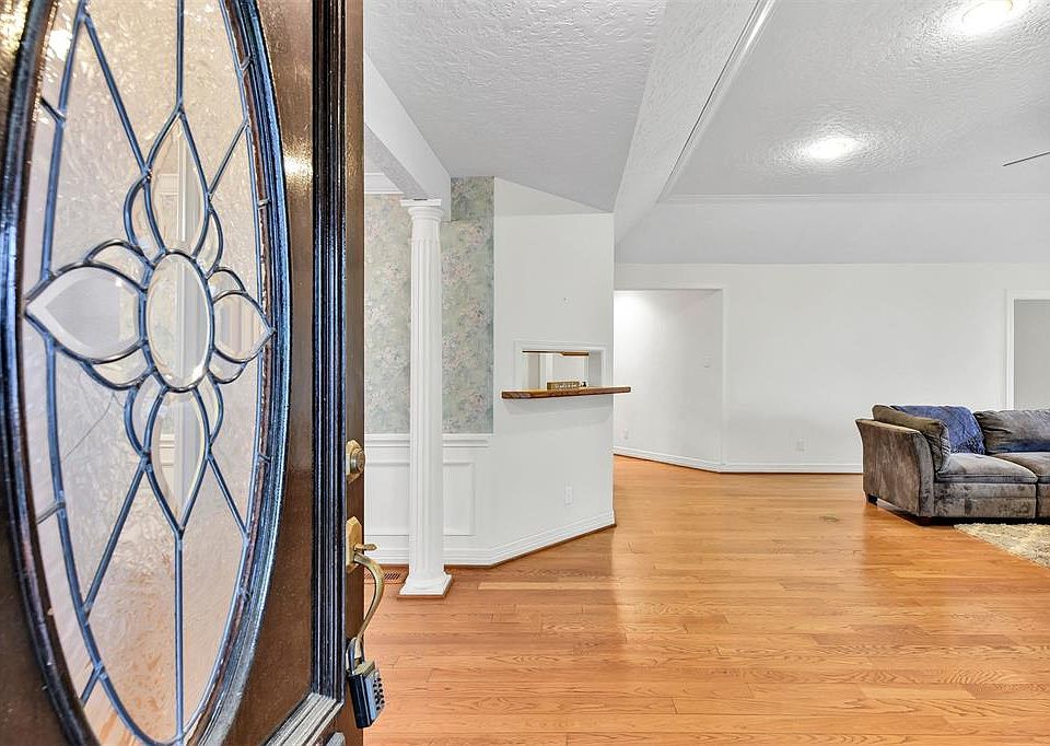1st image of 15784 Lakeway Dr