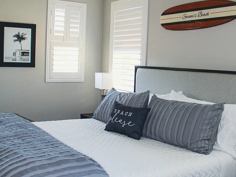 King Bedroom "Surf Room" with bathroom en suite