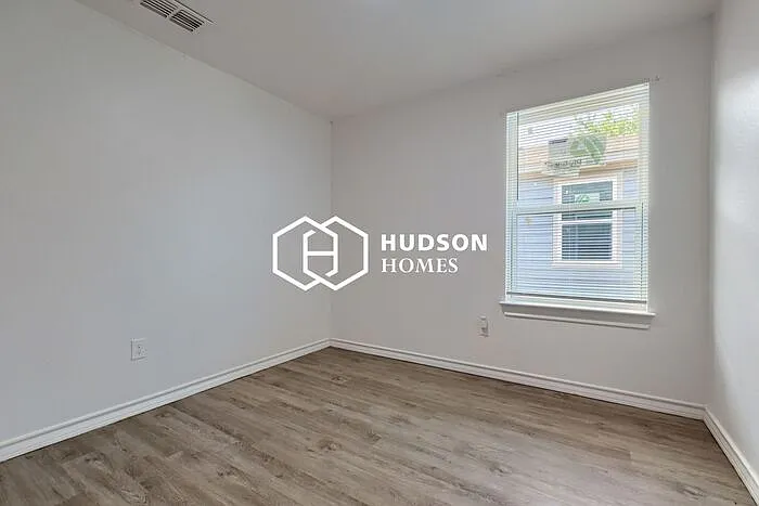 1312 Oak St — Photo 9