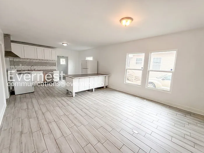 1402 Avenue E — Photo 5
