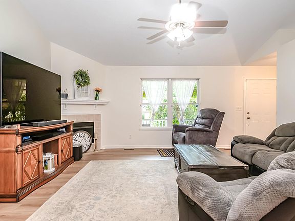 4th image of 735 Daisy Dr