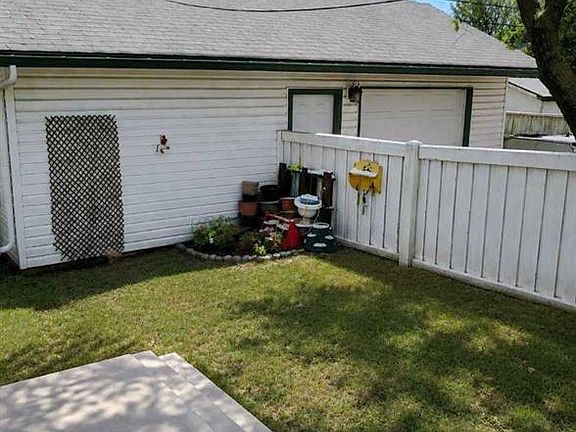 3rd image of 8621 W 100th St