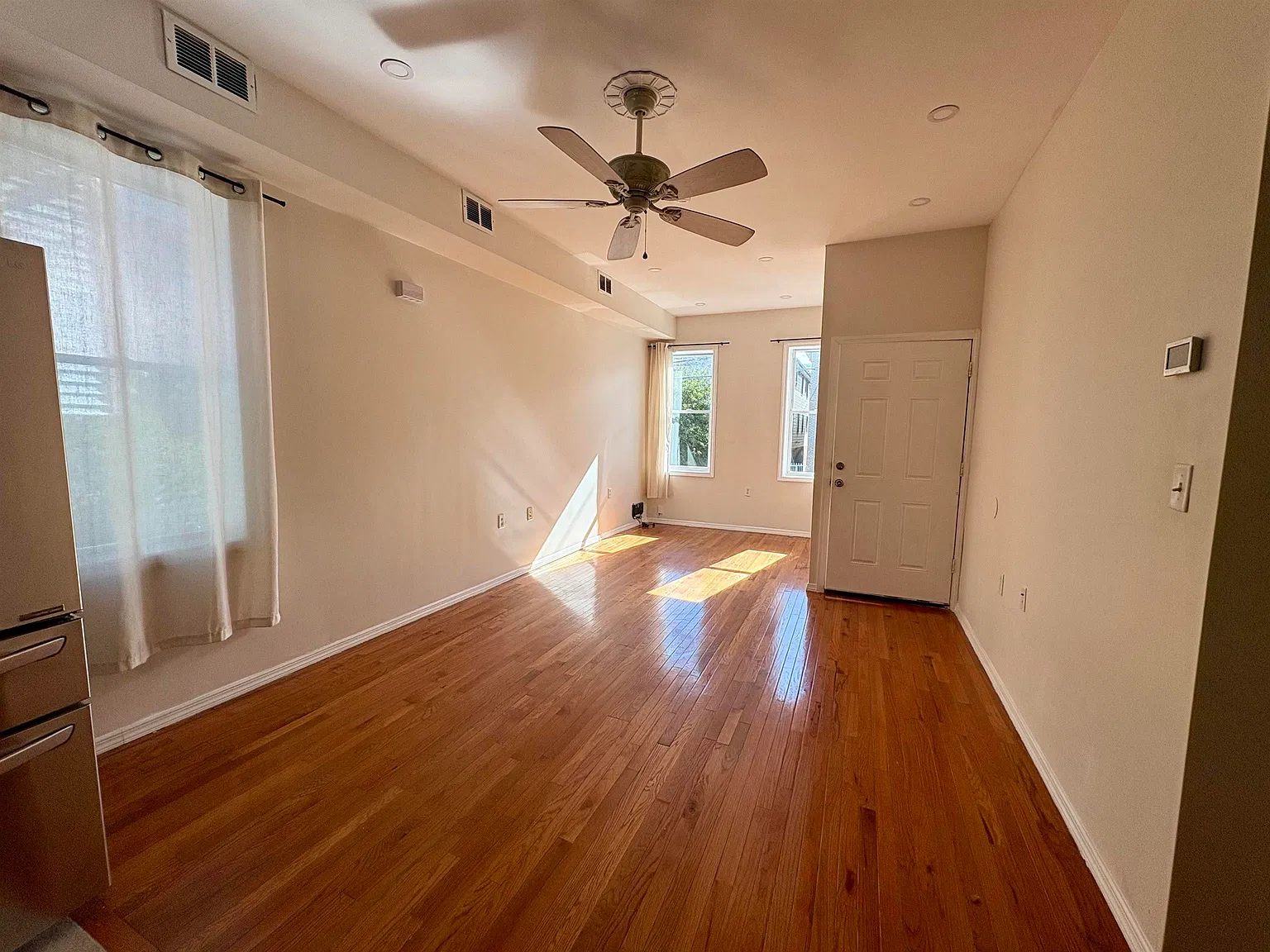 2 bed, 1.0 bath, 800 sqft, $2,400 — Photo 3