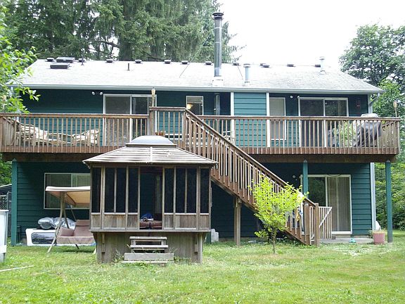 Deck off back and hot tub w/gazebo