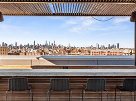 10 Montieth St