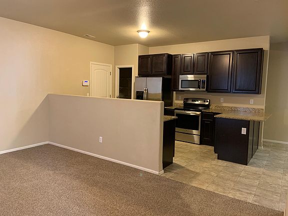 Sparkling Kitchen w/Granite Counters and Stainless Steal Appliances - Pantry Too!