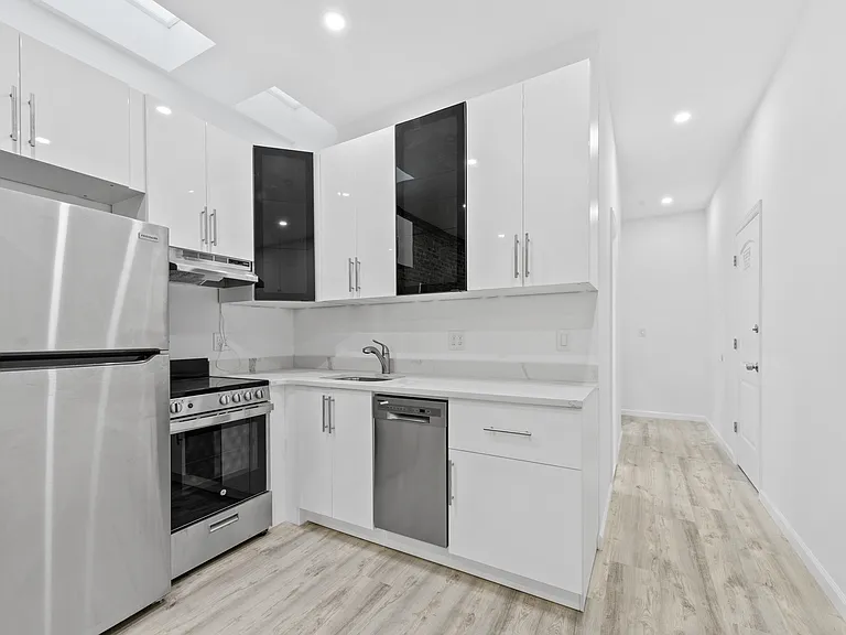 1670 1st Ave #4S — Photo 2