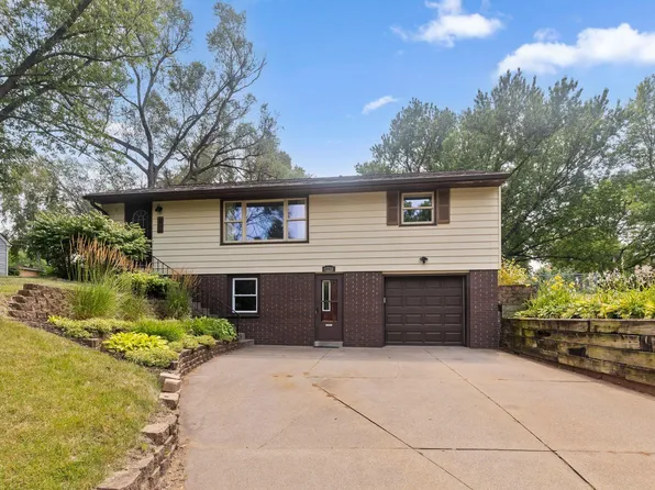 1716 County Road C E, Maplewood, MN 55109