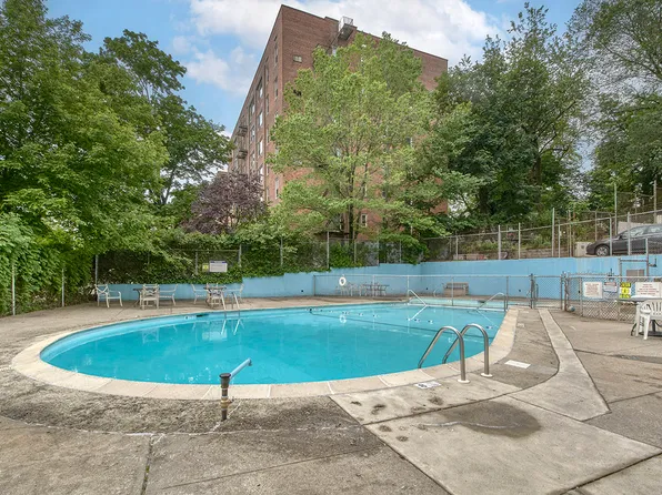 609 Kappock Street image 24 of 26