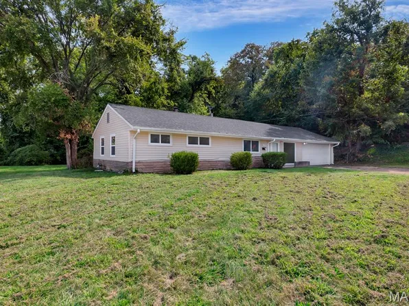 5500 Winchelsea Dr, Saint Louis, MO 63121