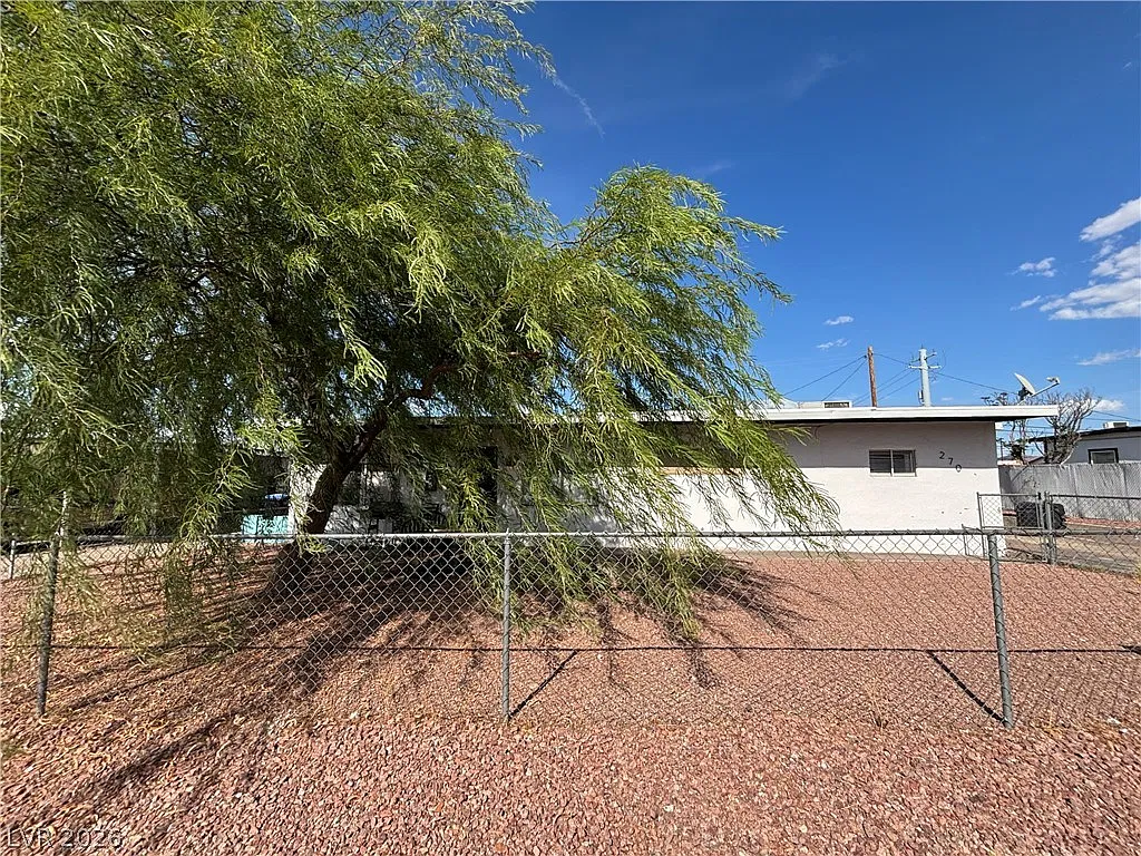 3 bed, 1.0 bath, 3170 sqft, $1,425 — Photo 1