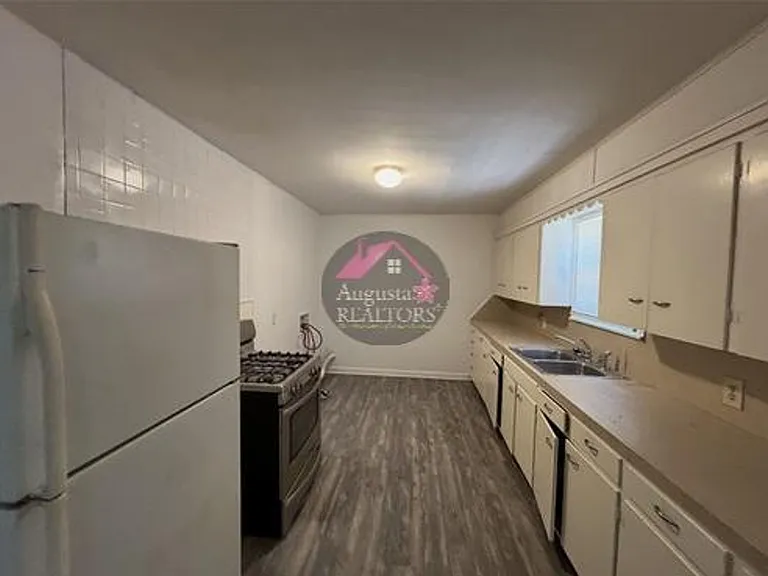1515 James St — Photo 6