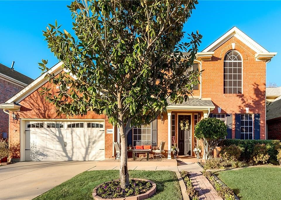 Welcome home to 1908 Flatwood Dr. - Flower Mound