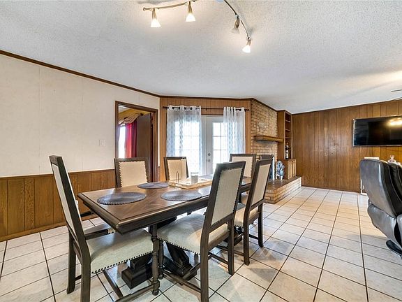 3rd image of 903 Bradbury Ct