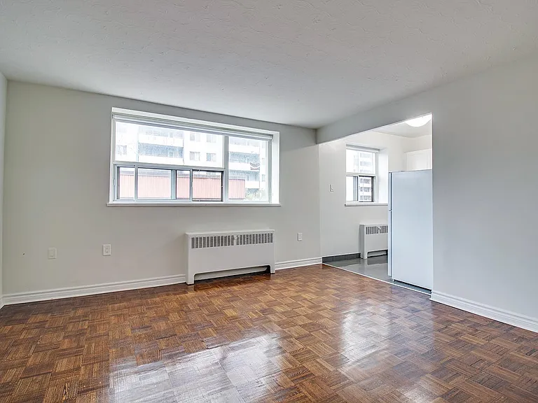 222 Wellesley St E — Photo 8