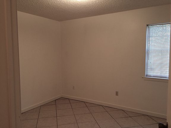 3rd image of 208 Stanford Dr APT A