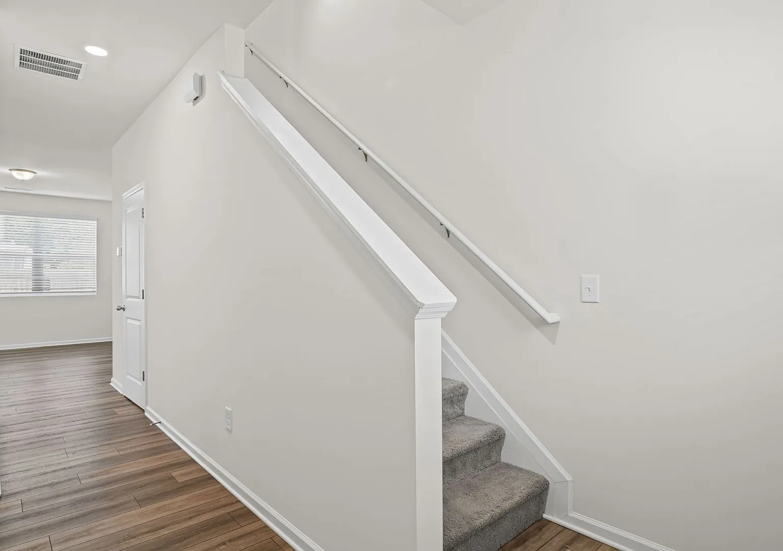 Move In Special - $500 Off 1st 2 Months With A 9/15 Move In Date Or Sooner Welcome Home! Beautifu... — Photo 2