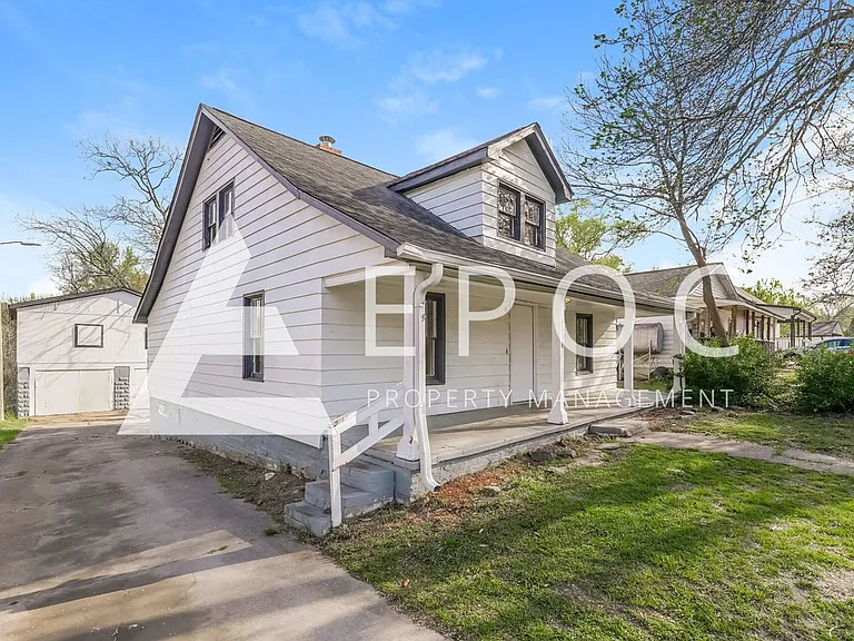 1136 W Green St — Photo 3
