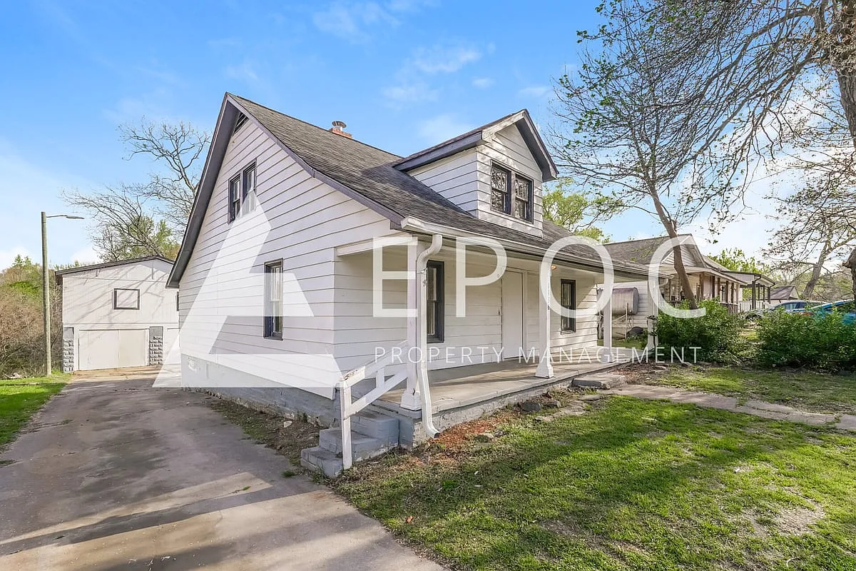 Building Photo - 1136 W Green St